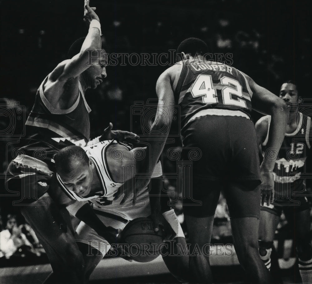 1989 Press Photo Bucks basketball's Terry Cummings sandwiched by Nuggets players- Historic Images