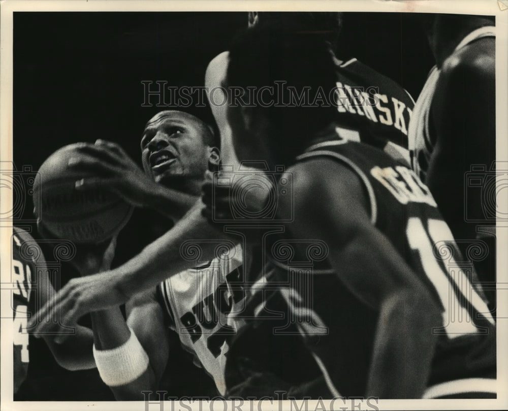 1988 Press Photo Milwaukee Bucks basketball player Terry Cummings in action- Historic Images