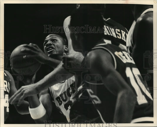 1988 Press Photo Milwaukee Bucks basketball player Terry Cummings in action- Historic Images