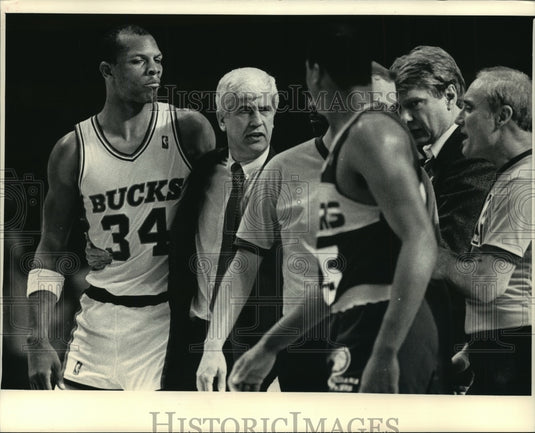 1987 Press Photo Bucks basketball's Terry Cummings, Del Harris with officials- Historic Images