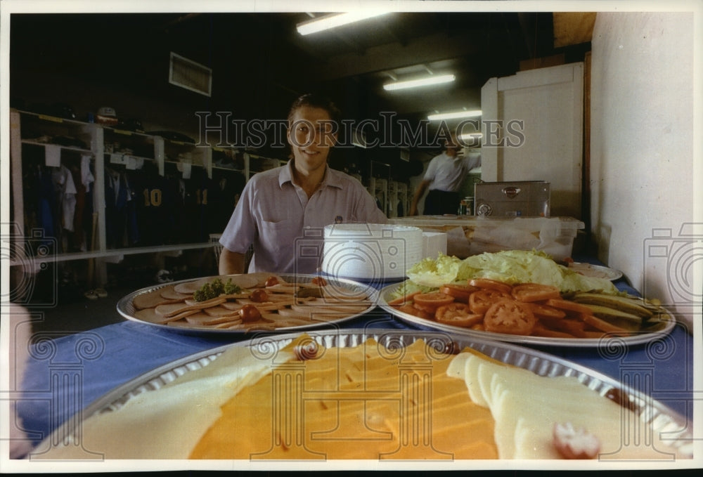 1993 Press Photo A food buffet for the Milwaukee Brewers baseball team- Historic Images