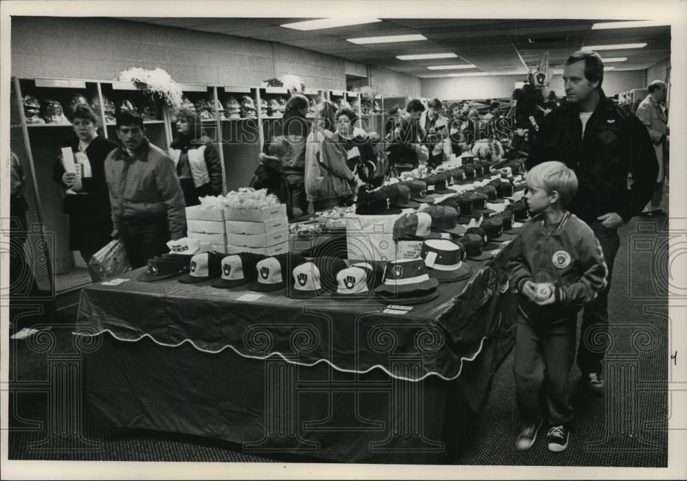 1968 Press Photo Milwaukee Brewers fans in locker room filled with souvenirs- Historic Images