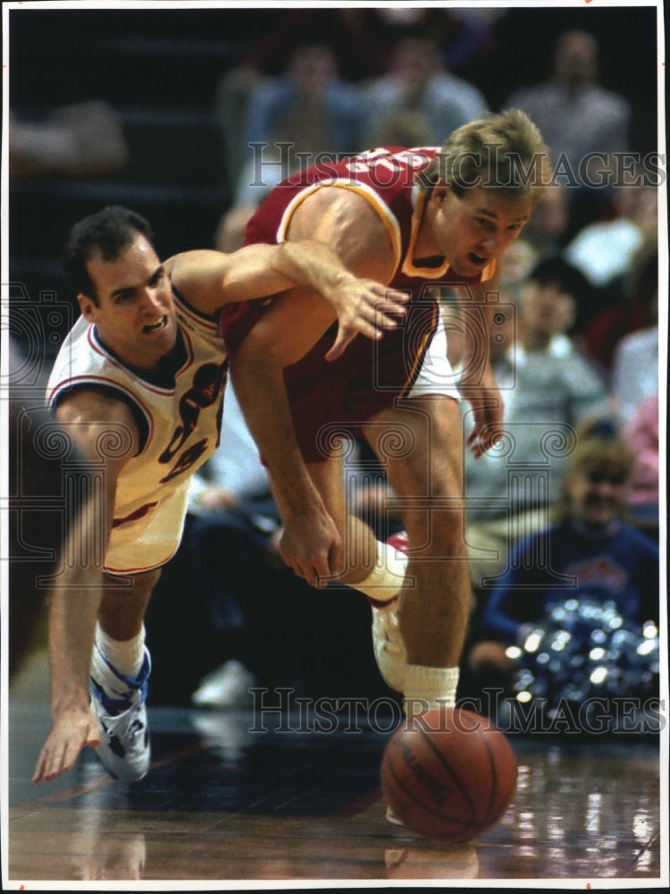 1993 Press Photo Atlanta&#39;s Craig Ehlo steals ball from Cleveland&#39;s Danny Ferry.- Historic Images