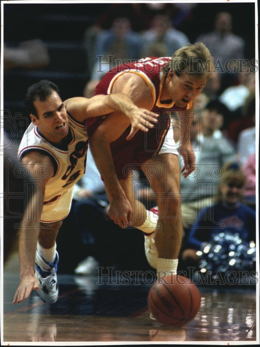 1993 Press Photo Atlanta's Craig Ehlo steals ball from Cleveland's Danny Ferry.- Historic Images