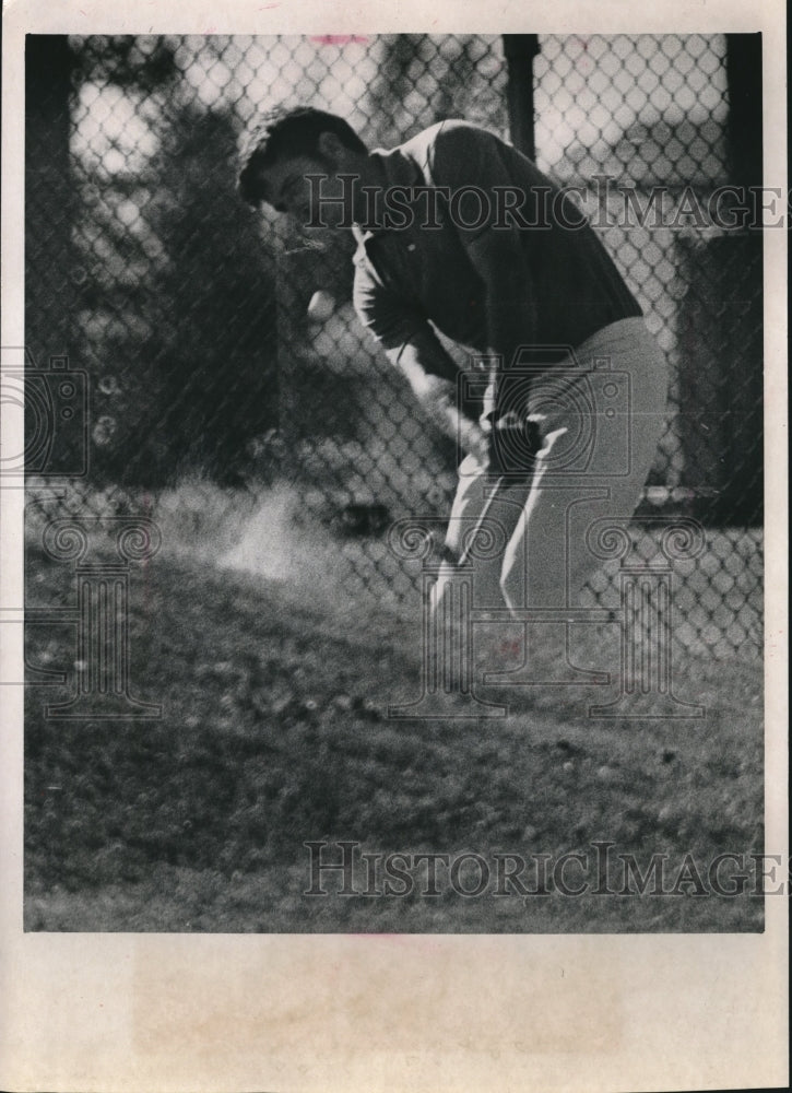 1971 Press Photo Dave Eichelberger making a chip shot in Greater Milwaukee Open.- Historic Images