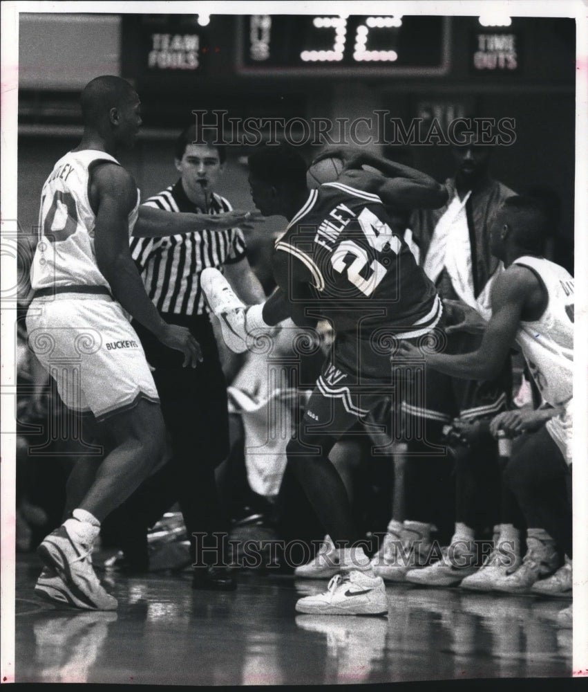 1993 Press Photo Badgers basketball&#39;s Michael Finley takes possession of ball- Historic Images