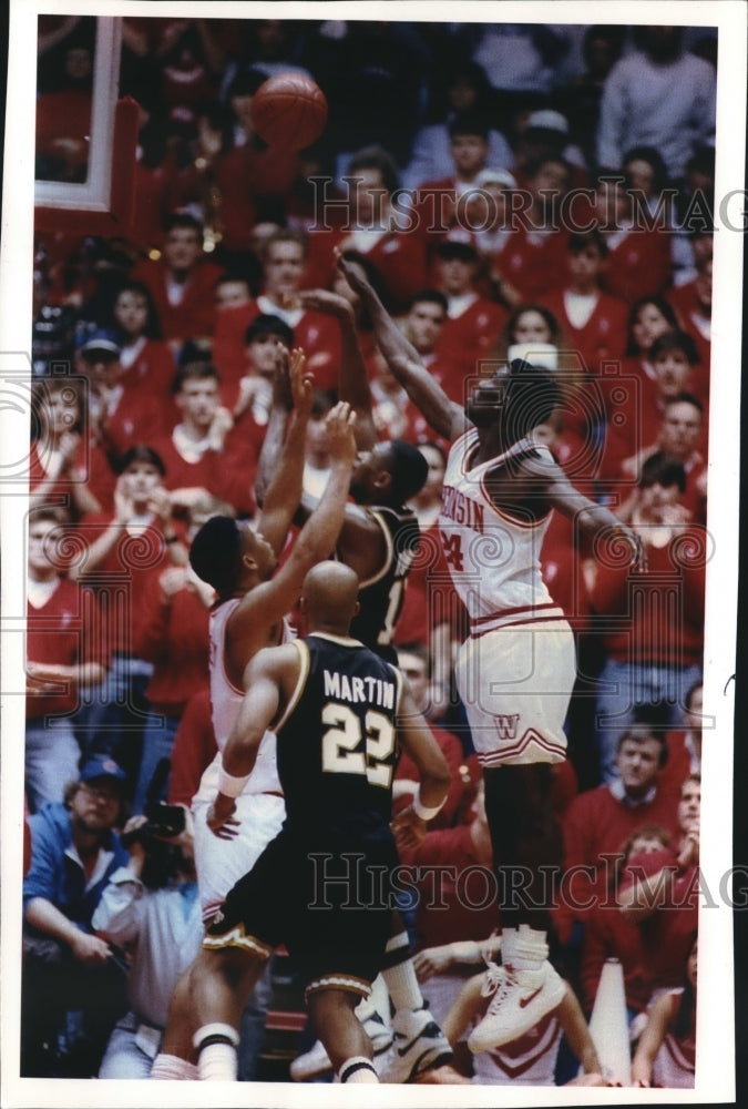 1993 Press Photo Basketball-Double teamed-Purdue&#39;s Glenn Robinson gets a shot- Historic Images