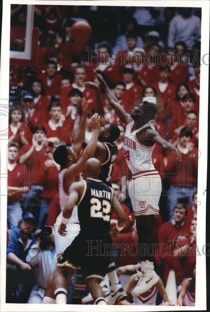 1993 Press Photo Basketball-Double teamed-Purdue's Glenn Robinson gets a shot- Historic Images