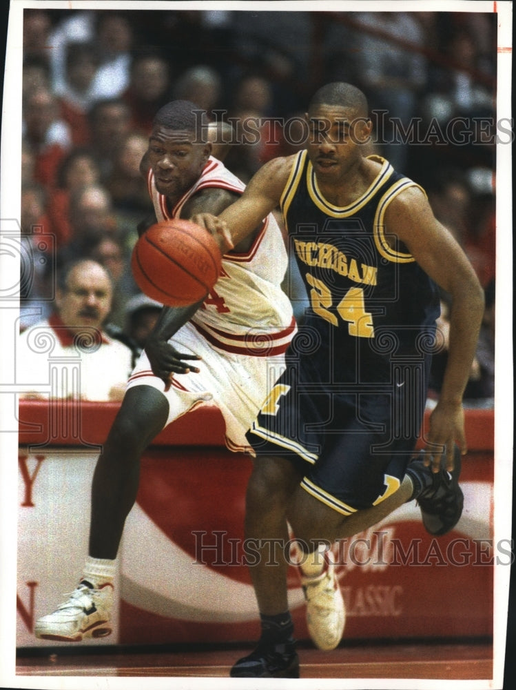 1994 Press Photo Wisconsin&#39;s Michael Finley tries to steal from Michigan&#39;s #24.- Historic Images