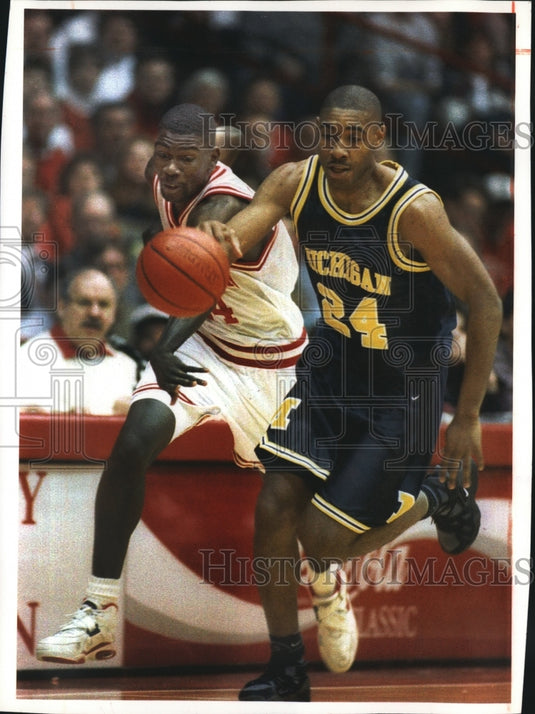 1994 Press Photo Wisconsin's Michael Finley tries to steal from Michigan's