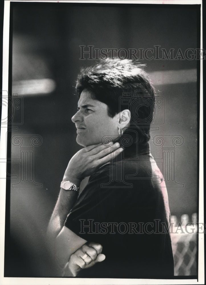 1983 Press Photo Wisconsin women&#39;s tennis Kelly Ferguson looking at play.- Historic Images