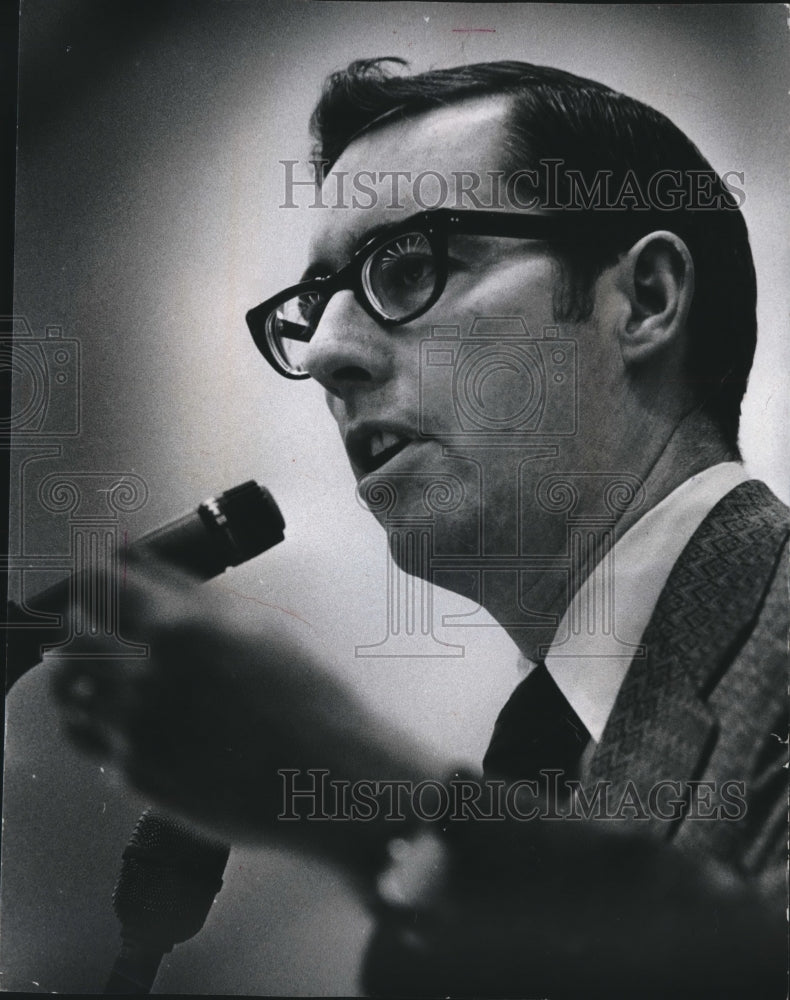 1976 Press Photo Donald Feilbach, Milwaukee Teachers Union negotiator speaking.- Historic Images