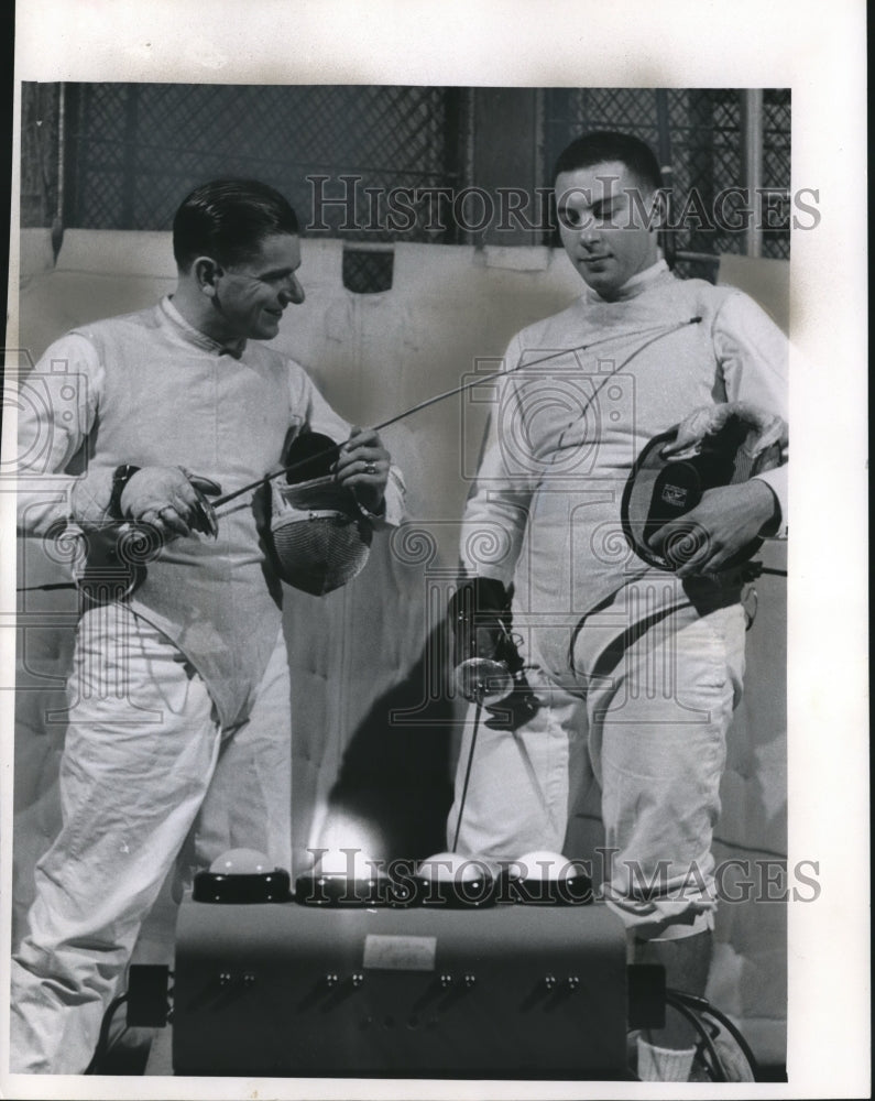 1960 Press Photo Milwaukee fencers with new electrical scoring equipment- Historic Images