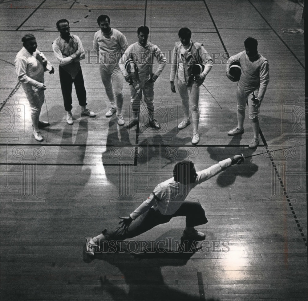 1989 Press Photo Fencing instructor demonstrates a lunge at Alverno College- Historic Images