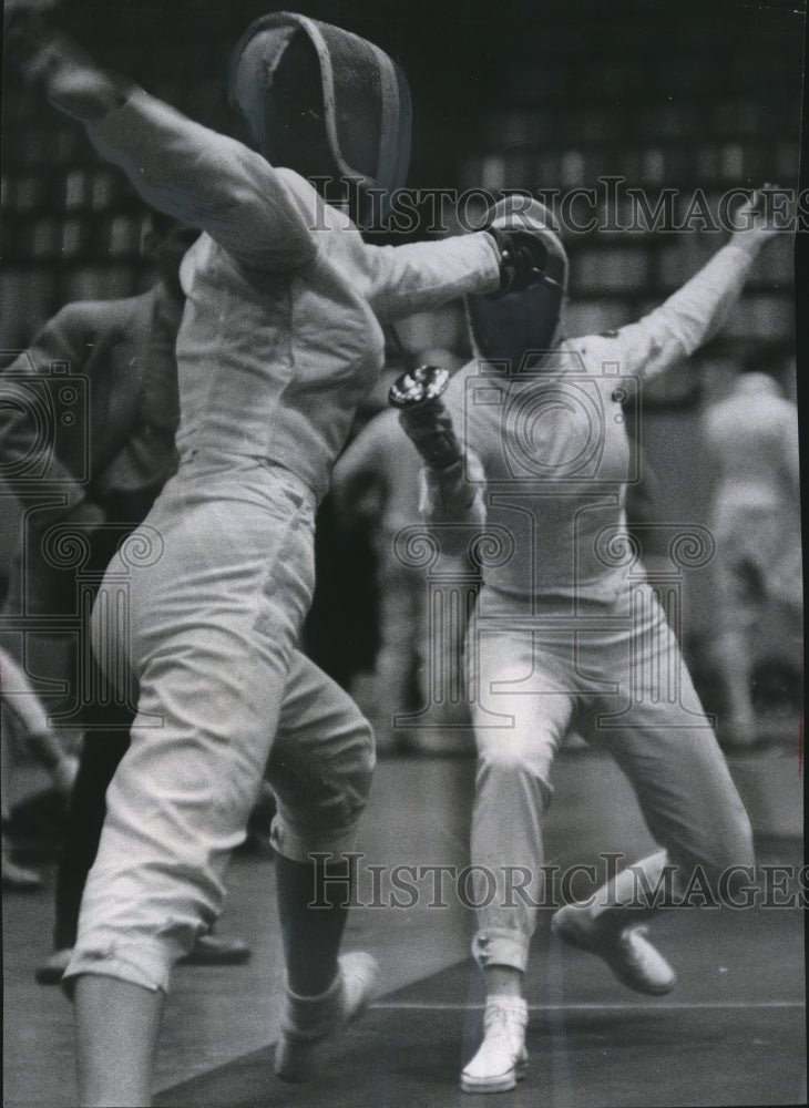 1957 Press Photo Carol Bond and her opponent, Sue Thompson, in fencing action- Historic Images