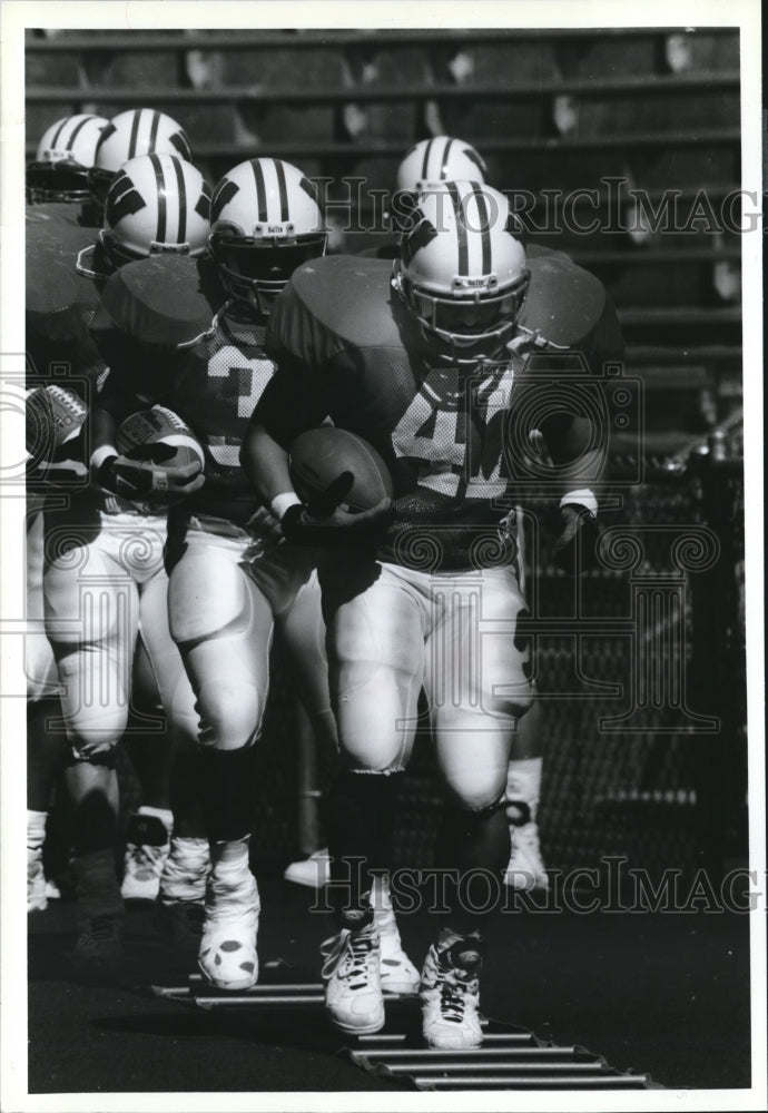 1994 Press Photo Terrell Fletcher with his fellow Wisconsin football players- Historic Images