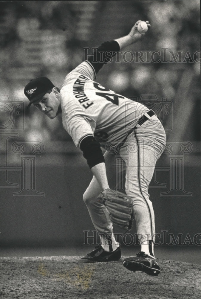 1992 Press Photo Baltimore Oriole relief pitcher Todd Frohwirth delivers a pitch- Historic Images