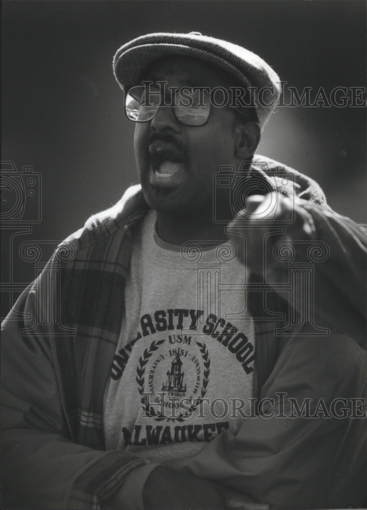 1994 Press Photo Anwar Floyd-Pruitt&#39;s father, Eugene, supports his son- Historic Images