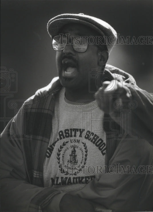 1994 Press Photo Anwar Floyd-Pruitt's father, Eugene, supports his son- Historic Images