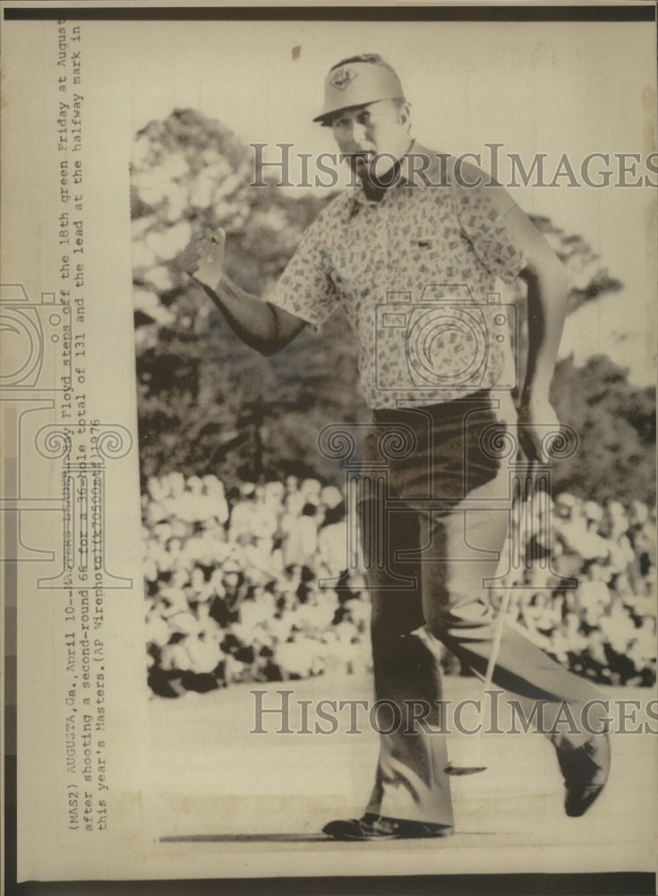 1976 Press Photo Ray Floyd walks off 18th green in Master&#39;s Golf Tournament.- Historic Images