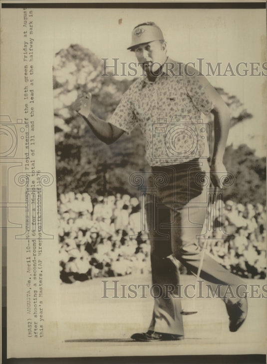 1976 Press Photo Ray Floyd walks off 18th green in Master's Golf Tournament.- Historic Images
