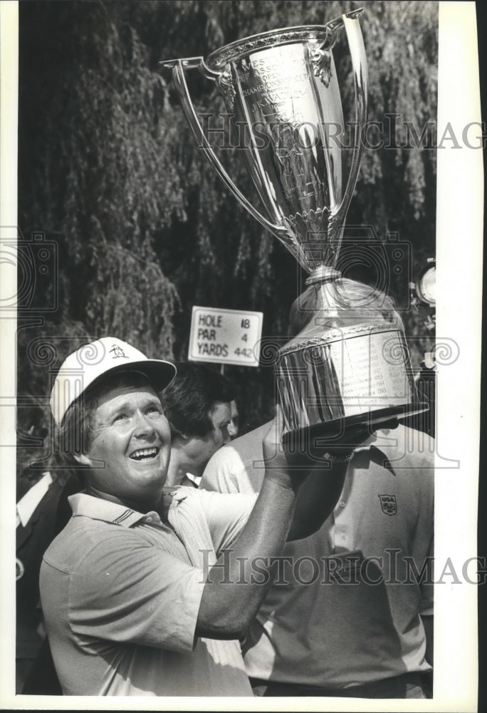 1981 Press Photo Golf champion Ed Flori shows of his Western Open trophy- Historic Images