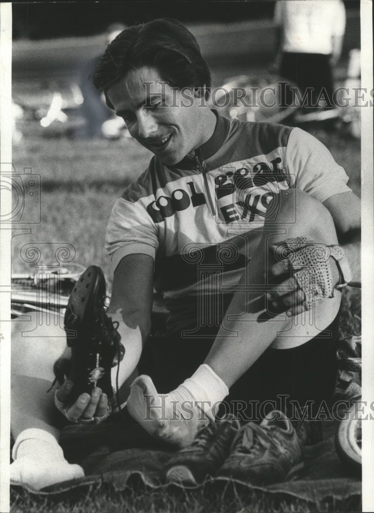 1978 Press Photo Milwaukee bicycle racer Brent Emery takes shoes off after race- Historic Images