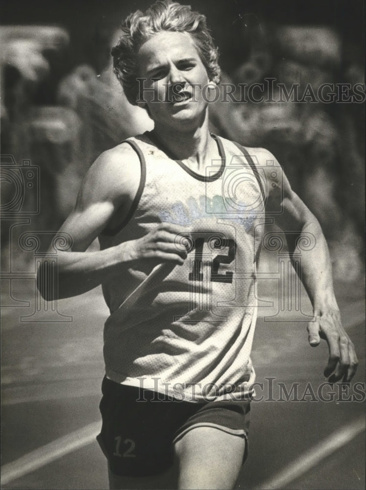 1981 Press Photo Runner John Easker of Wittenberg-Birnamwood wins race- Historic Images