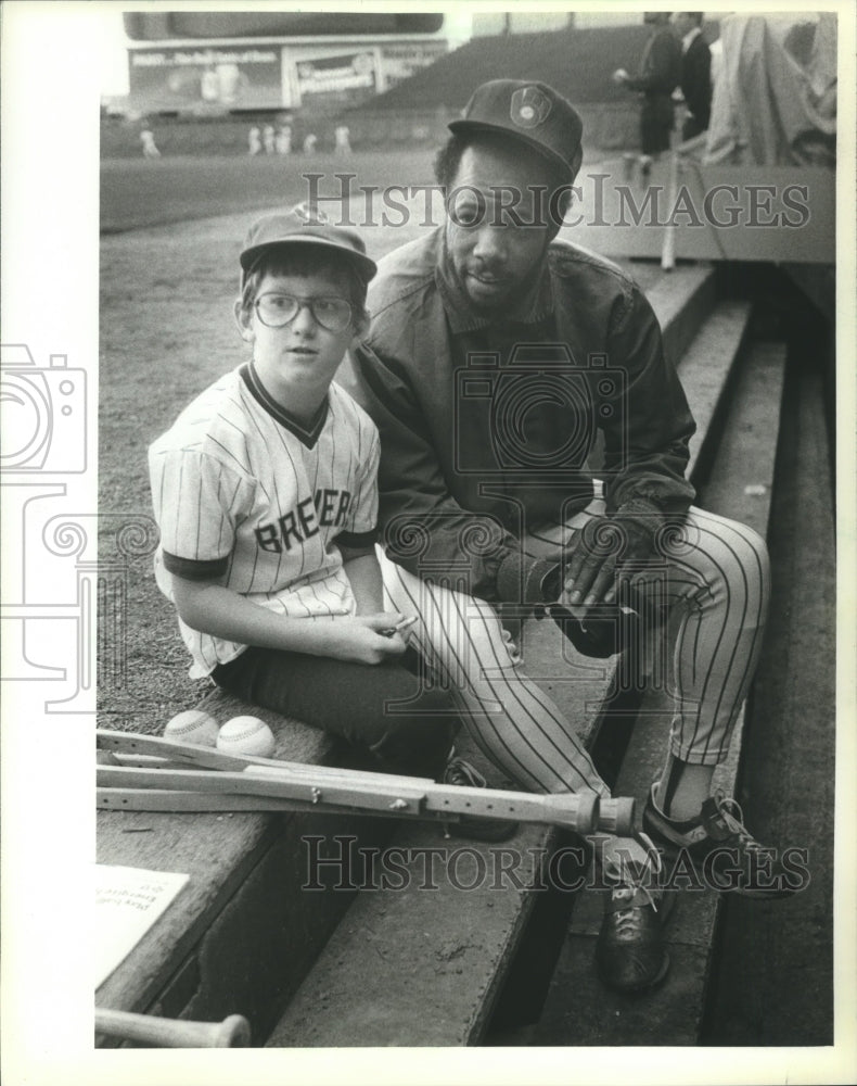 1982 Press Photo Joel Everts meets with Brewer Cecil Cooper (L) in Milwaukee.- Historic Images