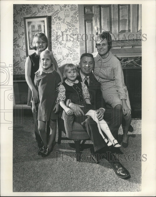 1971 Press Photo Former basketball coach, John Erickson with his wife & children- Historic Images