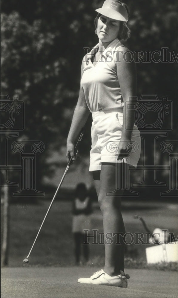 1980 Press Photo Golfer Stephanie Farwig misses a short putt - mjt06130- Historic Images