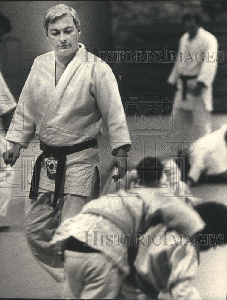 1988 Press Photo Silverbrook Middle School - Pat Faragher Teaches Martial Arts- Historic Images