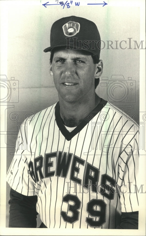 1988 Press Photo Tom Filer #39 with the Milwaukee Brewers baseball team.- Historic Images