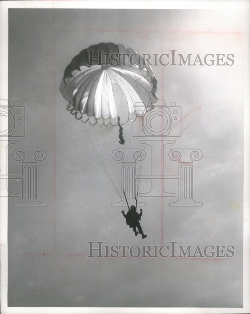 1963 Press Photo Sky Diver Jim Milburn Of Round Field, Texas On Way To Drop Zone- Historic Images