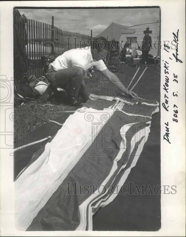 1966 Press Photo Franklin&#39;s Paul Rutkowski Packs Parachute With Other Equipment- Historic Images