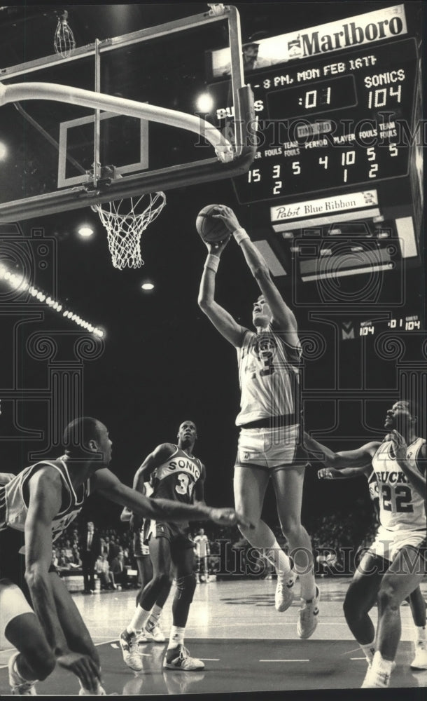 1987 Press Photo Milwaukee Bucks Center Jack Sikma Jumps With Winning Basket- Historic Images