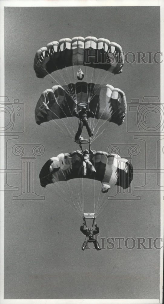 1978 Press Photo Wisconsin Sky Divers Club Members In Sky Over Menomonee Falls- Historic Images