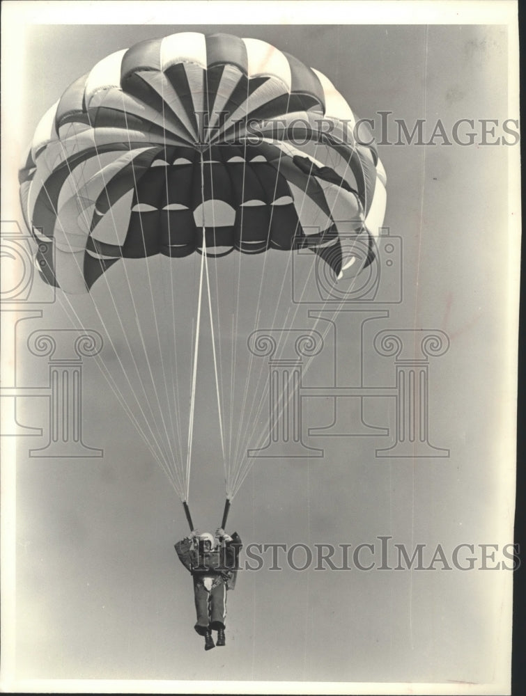 1980 Press Photo Skydiver Ray Mahon Hangs From His Parachute After Free-Fall- Historic Images