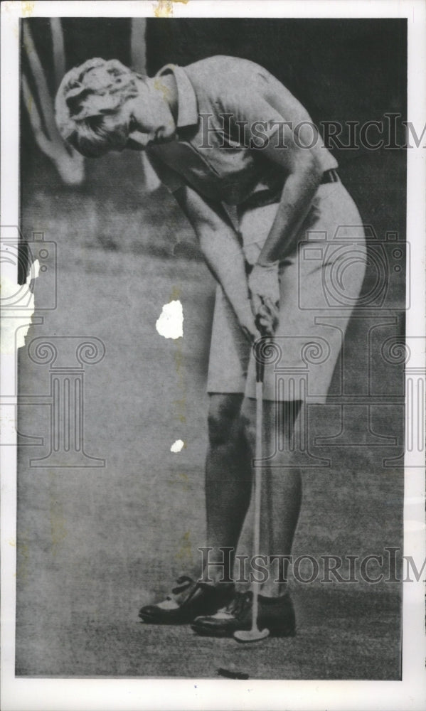 1963 Press Photo Golfer Carol Sorenson Putts At Women's Amateur Tournament- Historic Images