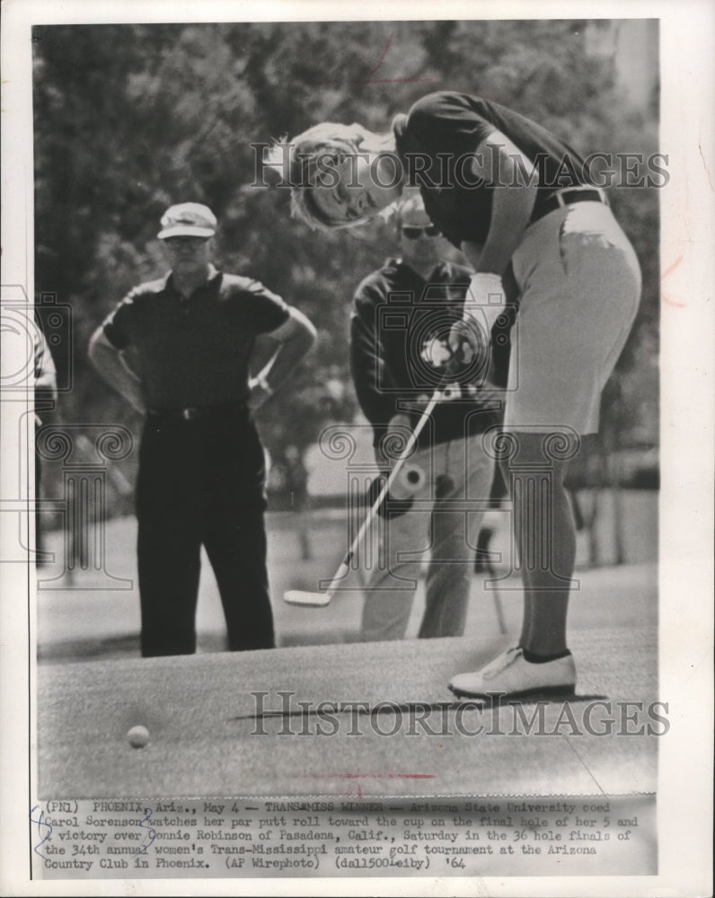 1964 Press Photo Carol Sorenson Golfs While Attending Arizona State University- Historic Images