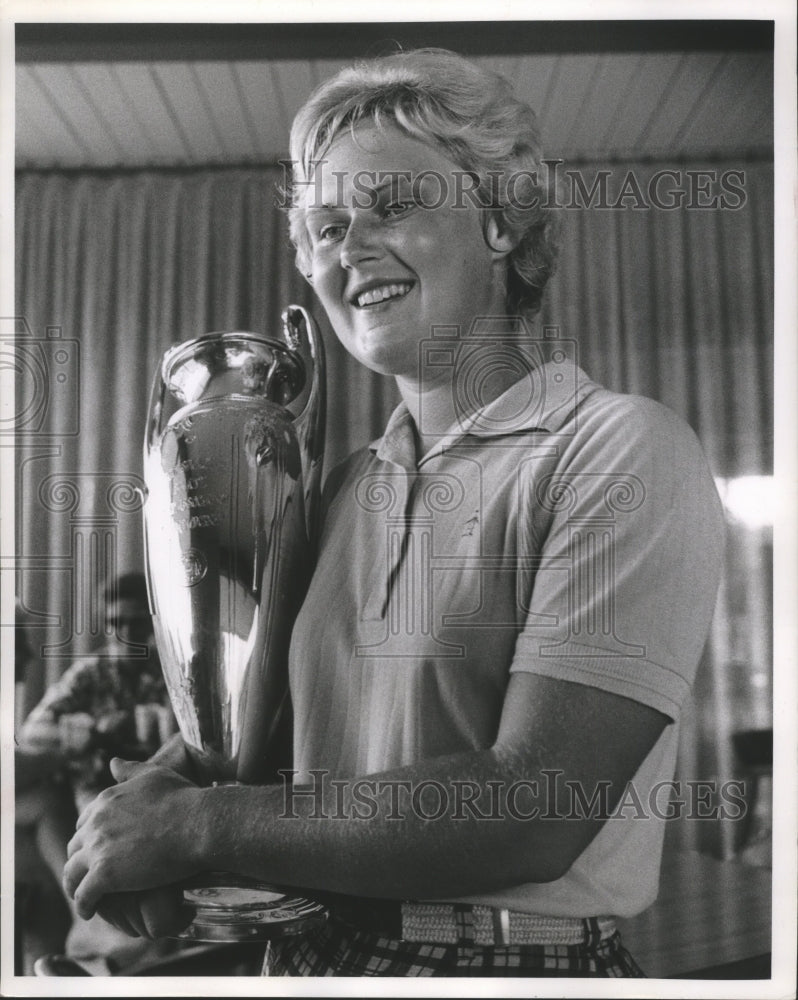 1963 Press Photo Wisconsin Amateur Golfer Carol Sorenson Holds Another Trophy- Historic Images