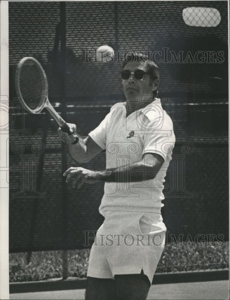 1974 Press Photo Game Change Football To Tennis For Packer Head Coach Dan Devine- Historic Images