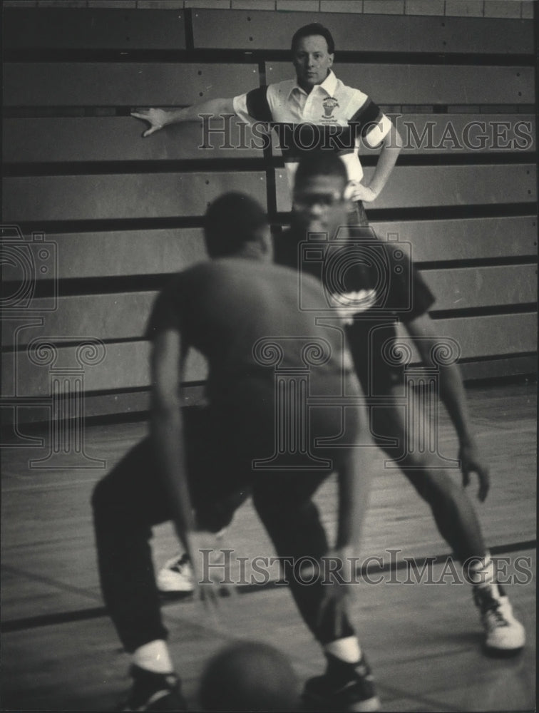 1987 Press Photo Basketball Mike Fons Watching His Messmer Team Practice- Historic Images