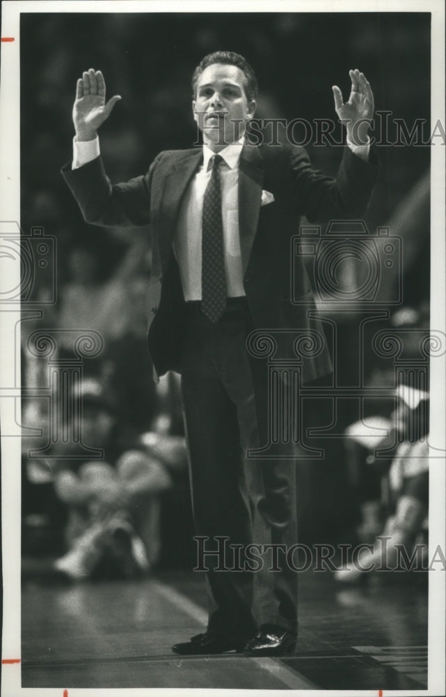 1990 Press Photo Altanta Hawks Basketball Mike Fratello Raises Hands- Historic Images