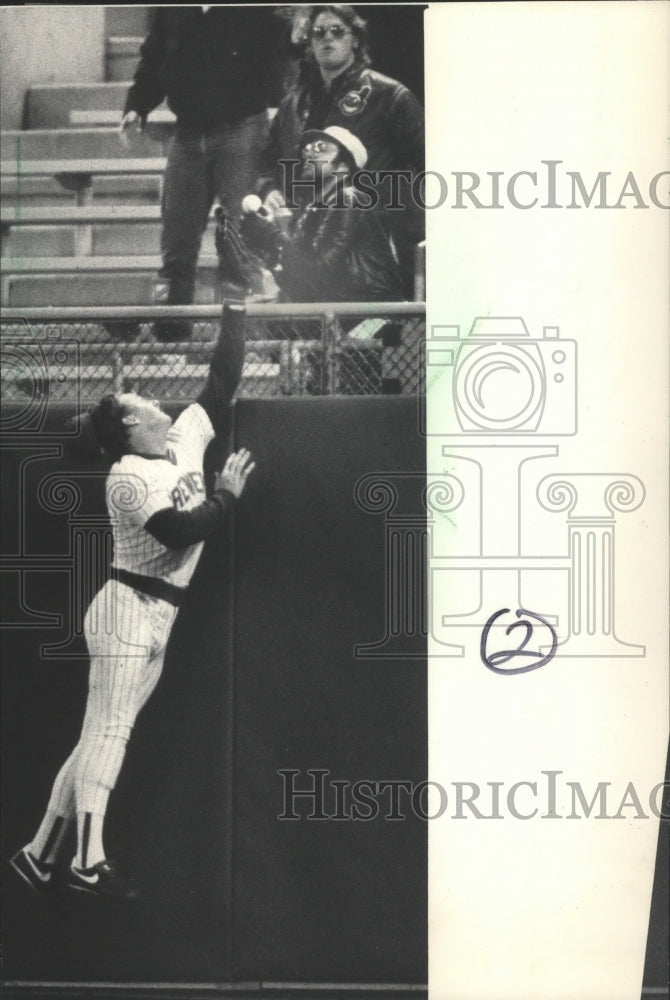 1986 Press Photo Brewers Outfielder Rob Deer Couldn&#39;t Catch Home Run Baseball- Historic Images