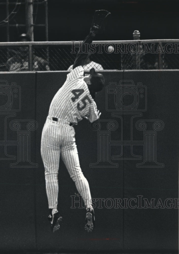 1990 Press Photo Brewer right-fielder Rob Deer leaps trying to make an out.- Historic Images