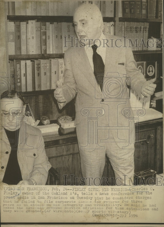 1976 Press Photo Charles O. Finley discussing charges he didn't file his taxes.- Historic Images