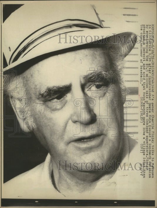 1976 Press Photo Oakland A's baseball team owner Charlie Finley talks to newsmen- Historic Images