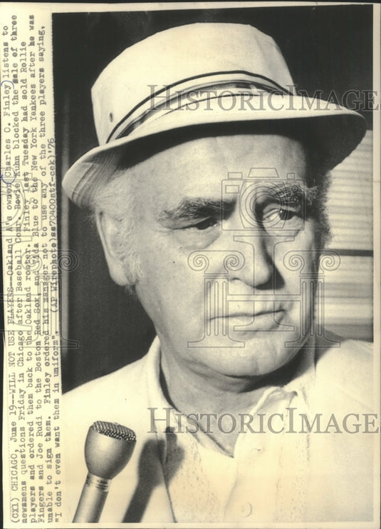 1976 Press Photo Oakland A's owner Charles O. Finley talks to press in Chicago- Historic Images