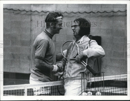 1975 Press Photo Bill Dwyre and Bobby Riggs play tennis - mjt06569- Historic Images